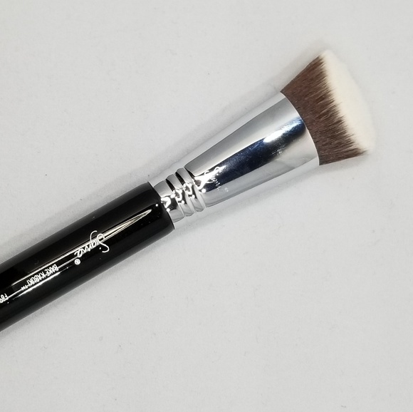 POWDER BAKING ANGLED KABUKI BRUSH - Picture 2 of 8